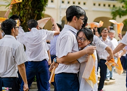 Học sinh Lê Hồng Phong khóc nức nở trong ngày chia tay tuổi học trò