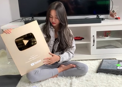 Linh Ngọc Đàm hớn hở khoe nút vàng Youtube mới toanh, đánh dấu một trang mới trong sự nghiệp