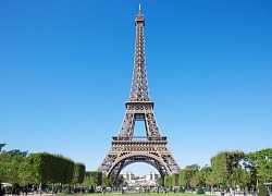 Pháp sơ tán tháp Eiffel do có du khách leo ra ngoài