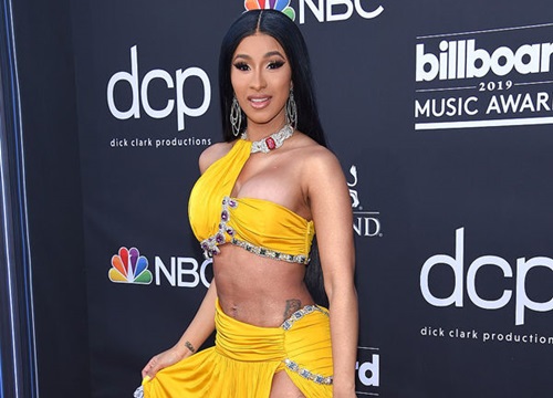 Cardi B đau đớn khổ sở sau khi hút mỡ bụng và nâng ngực