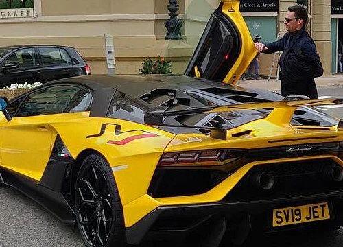 Chiêm ngưỡng siêu bò Aventador SVJ màu vàng cực hiếm