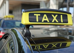 Đưa con mới sinh từ bệnh viện về nhà, bố mẹ lơ đễnh... quên cả con trên xe taxi