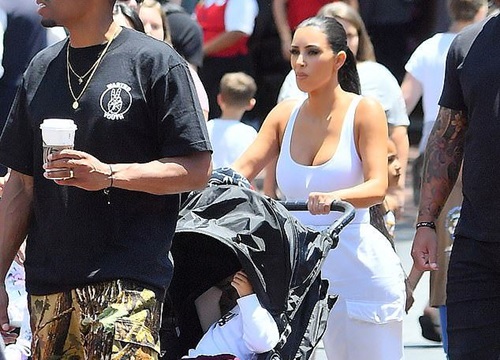 Kim Kardashian 'thả rông' vòng 1 trên phố