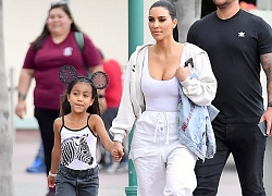 Kim Kardashian thả rông vòng một đi chơi Disney cùng con gái