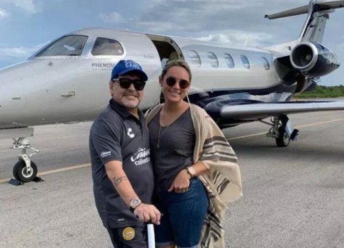 Maradona gặp rắc rối vì chưa giải quyết thủ tục chia tay bạn gái