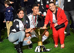 Mẹ và bạn gái xuống sân mừng C. Ronaldo vô địch Serie A