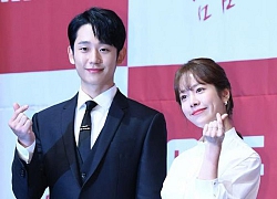 Mỹ nam Jung Hae In tình tứ, nắm tay 'chị đẹp' hơn 5 tuổi