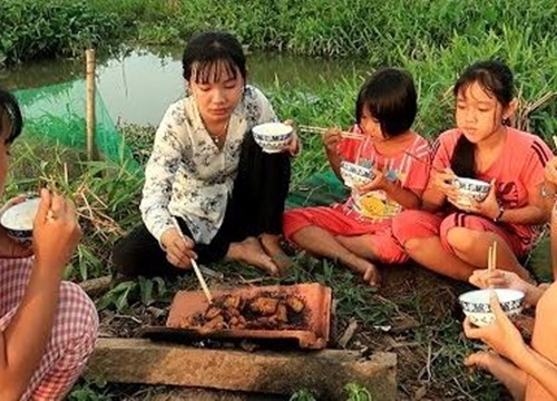 Ra bờ sông làm món cá trê nướng mái ngói ăn hết nồi cơm