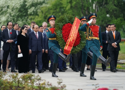 Thủ tướng thăm một số 'địa chỉ đỏ' tại Saint Petersburg