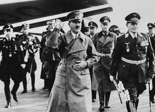 Trùm phát xít Hitler có người đóng thế tự sát trong hầm Berlin?