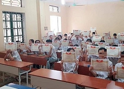 'Trường dạy kiểu gì mà 42/43 em một lớp có giấy khen học sinh giỏi'