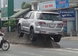 TT- Huế : Xe Fortuner bất ngờ "bay" lên dải phân cách giữa quốc lộ