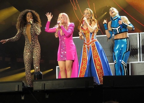 58.000 khán giả thổn thức vì màn tái hợp của Spice Girls sau 19 năm