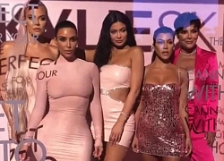 Chị em nhà Kardashian đều mặc trang phục bó sát trong tiệc hồng