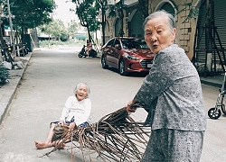 Khoảnh khắc cụ ông, cụ bà chơi trò kéo mo cau khiến giới trẻ chỉ muốn 'xin một vé về tuổi thơ'