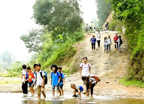 Nguy hiểm học sinh lội suối đến trường