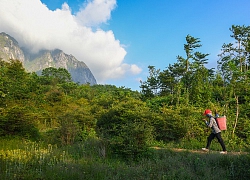 Những người Mông 'cõng' đồ lên đỉnh Bạch Mộc Lương Tử