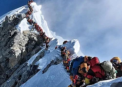 Tắc đường trên đỉnh Everest, hai du khách đột tử