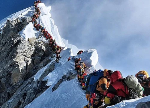 Tắc đường trên đỉnh Everest, hai du khách đột tử