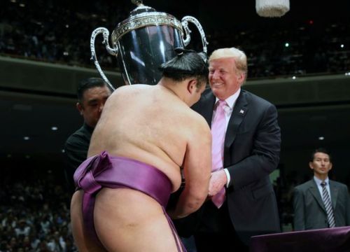 Tổng thống Trump trao cúp cho nhà vô địch sumo Nhật Bản