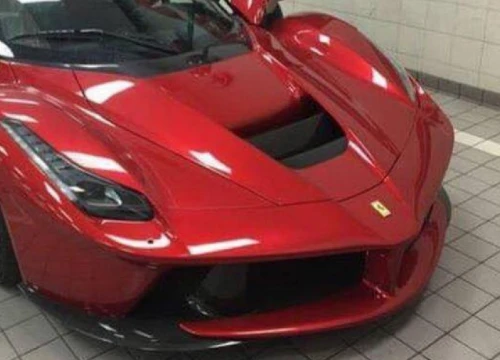 Dân chơi Campuchia đưa hai chiếc Ferrari LaFerrari về nước cùng một lúc