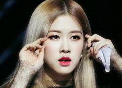 Khoảnh khắc chỉnh tai nghe đẹp như búp bê sống của Rosé (BLACKPINK) tại Đức khiến netizen không tin nổi vào mắt mình