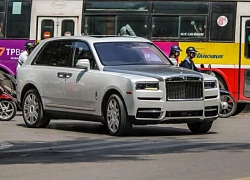 SUV siêu sang Rolls-Royce Cullinan xuất hiện nổi bật trên đường phố Hà Nội