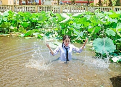 Tổng kết năm vào mùa nóng thì có sao: Cả trường kéo nhau xuống ao sen tắm cho mát