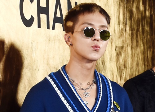 Xuất hiện với kiểu tóc độc lạ, fan hoảng hồn tưởng Song Mino (Winner) bị thủng lỗ trên đầu