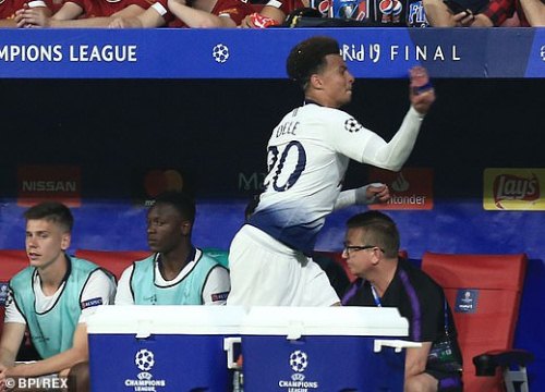 Bất mãn vì phải rời sân, Dele Alli ném đồ xả giận