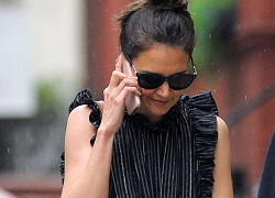 Katie Holmes liên tục cười mỉm khi nghe điện thoại lúc dạo phố