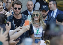 Liam Hemsworth đúng là "chồng quốc dân": Hết làm phó nháy, lại đích thân hộ tống bà xã Miley Cyrus suốt chuyến lưu diễn