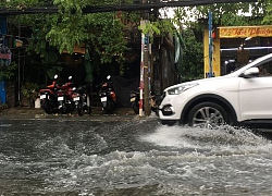 Mưa 30 phút, đường tốn trăm tỷ chống ngập vẫn lênh láng nước