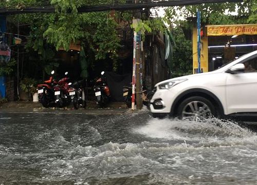 Mưa 30 phút, đường tốn trăm tỷ chống ngập vẫn lênh láng nước