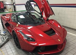 Nhà giàu Campuchia chơi nổi cùng lúc nhập 2 siêu xe Ferrari