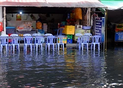 Nước ngập sau mưa lớn ở TP.HCM: Người bì bõm tát nước, người bán buôn ế ẩm