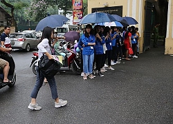 Phụ huynh mắng con lề mề, thí sinh hớt hải đến điểm thi vì muộn giờ