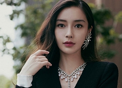 Bị chê là 'thảm họa diễn xuất', Angelababy vẫn tự tin đeo trang sức khủng sánh đôi 2 trai đẹp trong họp báo phim mới