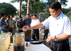 Chủ tịch Hà Nội kiểm tra việc thử nghiệm làm sạch sông Tô Lịch