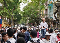 Chuyện vai áo mồ hôi chua, mắt nhòe đi vì máy tính và những ngày nắng ngồi cổng trường đợi con thi