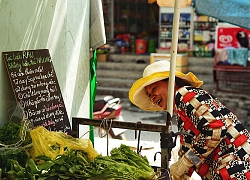 Gặp cô bán rau vui tính ở Sài Gòn với tấm bảng "không bán túi nilon": Nhiều khách bảo cô làm trò xàm xí!