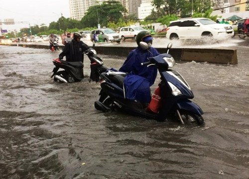 Hàng loạt xe chết máy trên đường Nguyễn Hữu Cảnh