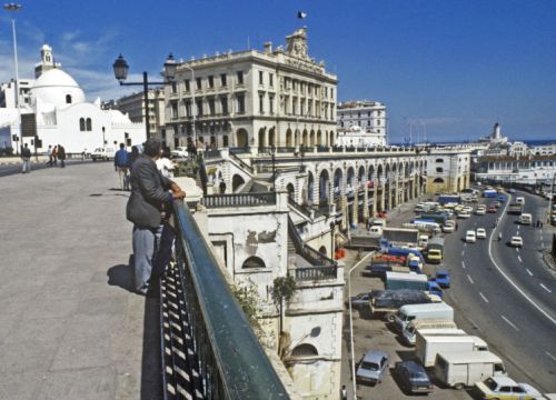 Hi hữu : Algeria hoãn bầu cử Tổng thống vì thiếu ứng cử viên