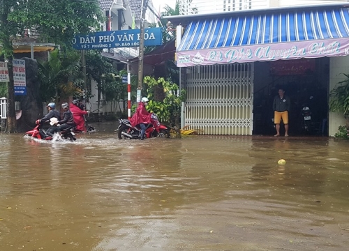 Sau cơn mưa lớn, nhiều tuyến đường ở Lâm Đồng biến thành sông