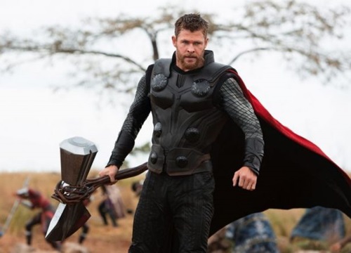 'Thor' Chris Hemsworth bị vợ phàn nàn vì khoe cơ bắp trên phim