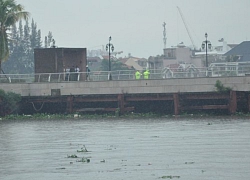 TP.HCM: Mưa lớn, tàu container suýt chìm khi va vào công viên Vinhomes Central Park