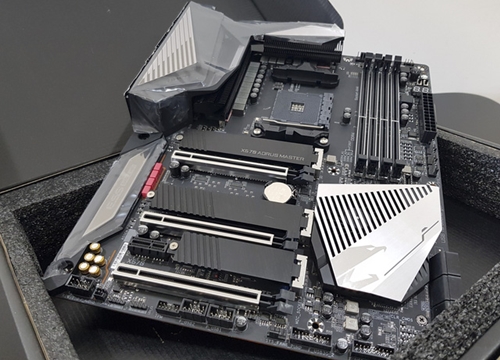 Đập hộp bo mạch chủ X570 Aorus Master: Điều khiến đội xanh lo lắng đã chính thức xuất hiện