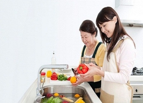 Mẹ chồng nàng dâu không thể như là mẹ và con gái, nhưng hãy cố gắng là một người bạn với mẹ chồng