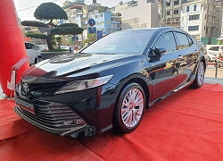 Vừa về đại lý, Toyota Camry 2019 đã bị bán theo kiểu "bia kèm lạc"