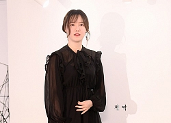 Bị nghi ngờ bầu bí, "Nàng Cỏ" Goo Hye Sun lại gây chú ý khi lộ thân hình mũm mĩm, liên tục lấy tay ôm bụng